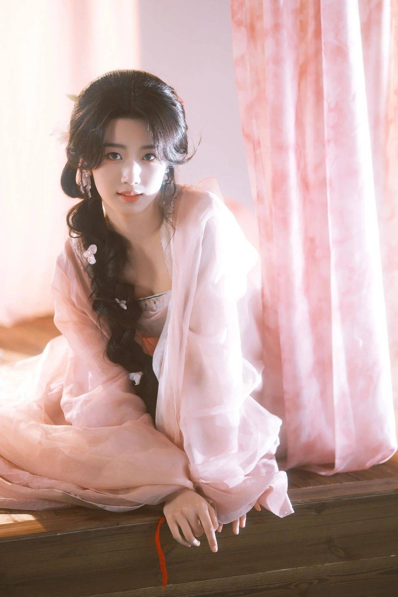 卢昱晓的粉色写真，这样的她也太妖娆了吧！-6