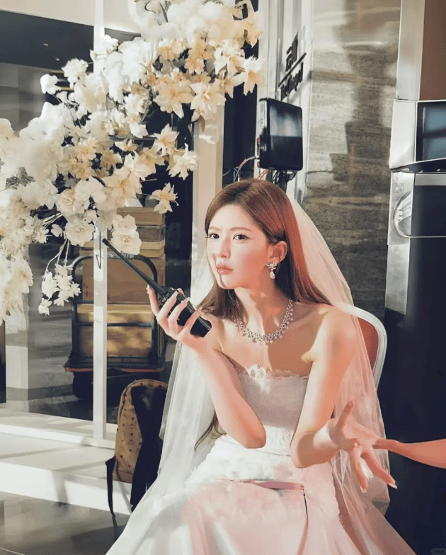 《许我耀眼》“打人包”卖断货，赵露思同款含金量还在提升-7