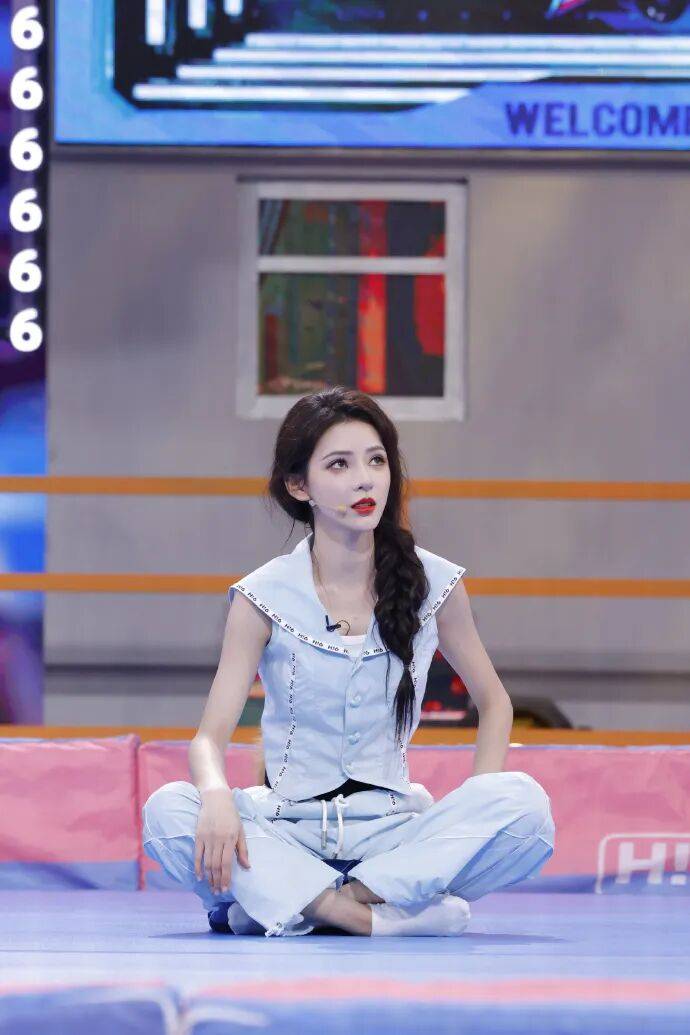 张予曦牛仔酷飒风暴来袭，飒与美交织的视觉狂欢，谁能顶得住！