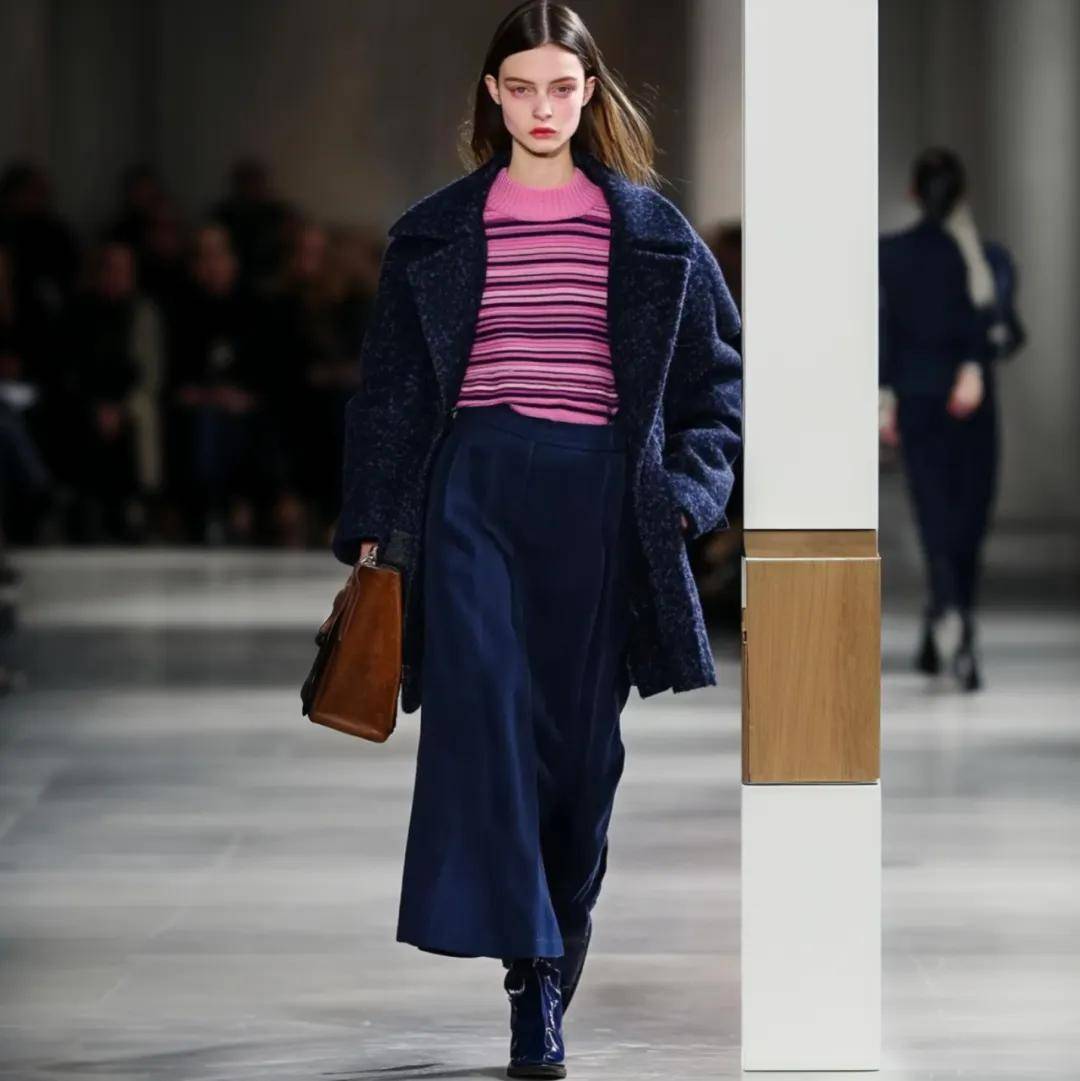 “藏蓝色”今年冬天又火了！这4组搭配照着搭就很时髦！