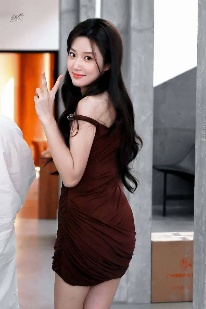 卢昱晓穿深V短裙开到腰!露出事业线大美腿性感撩人-6 卢昱晓穿深V短裙开到腰!露出事业线大美腿性感撩人