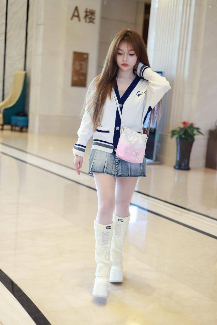 黄霄雲清纯学院风穿搭引热议，浓妆下少女感依旧YYDS！
