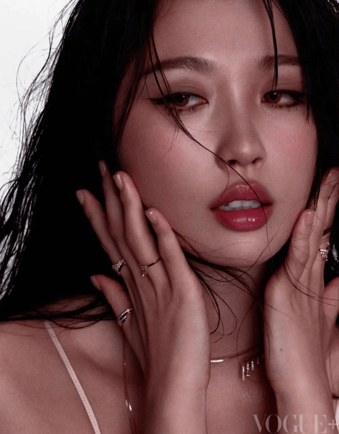 虞书欣湿发大片，纯欲风扑面而来