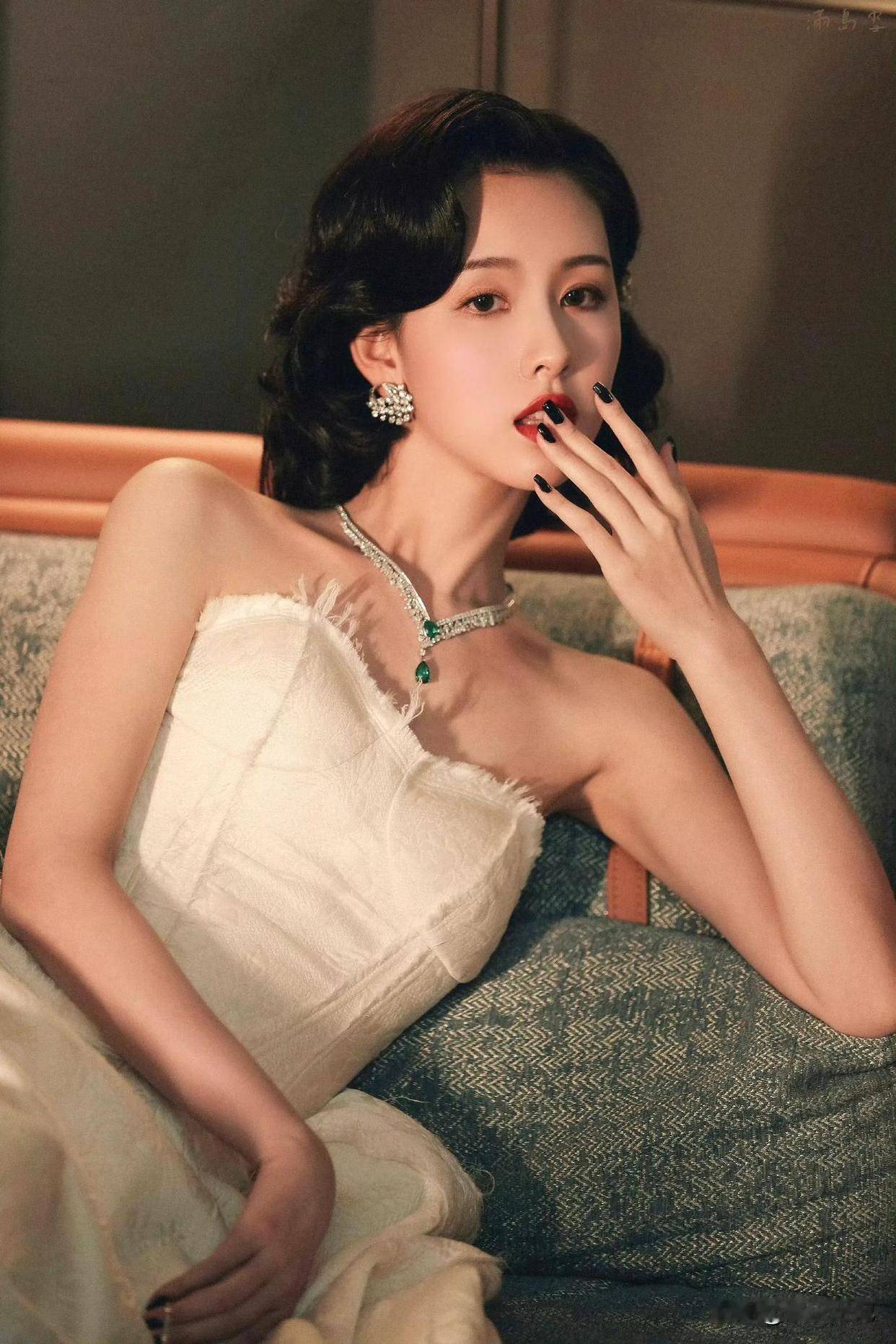 陈都灵名媛风造型被批身材扁平没看头?这才是优雅迷人!-6 陈都灵名媛风造型被批身材扁平没看头?这才是优雅迷人!