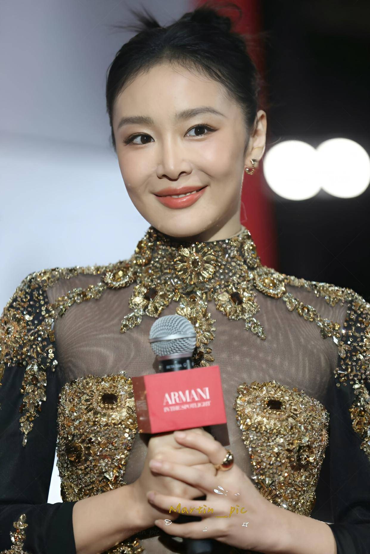 高叶上海阿玛尼活动造型：透视装，尽显曲线之美！