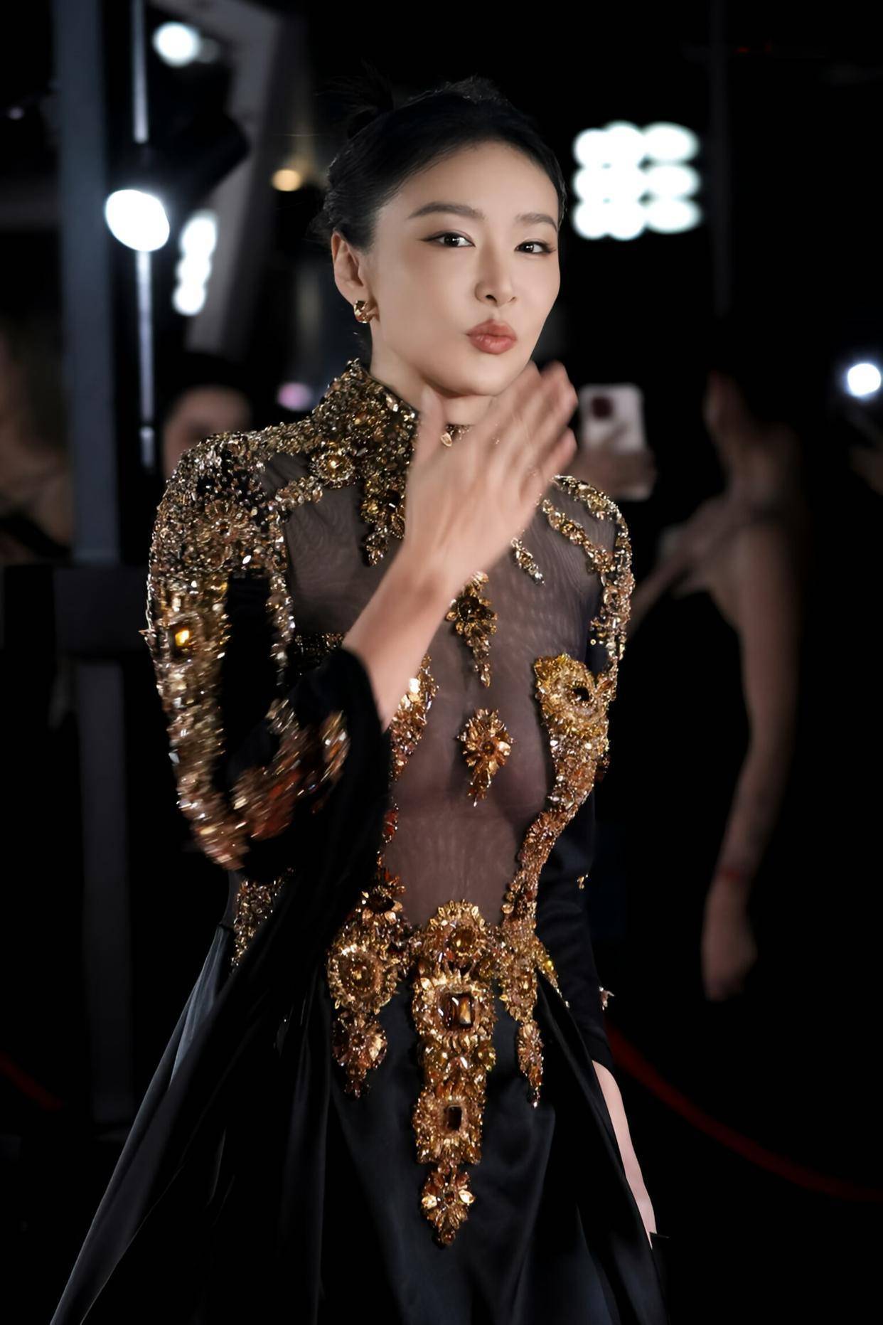 高叶上海阿玛尼活动造型：透视装，尽显曲线之美！