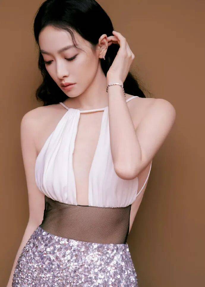 宋茜穿薄纱裙露出美背和马甲线！雪肤玉貌性感撩人