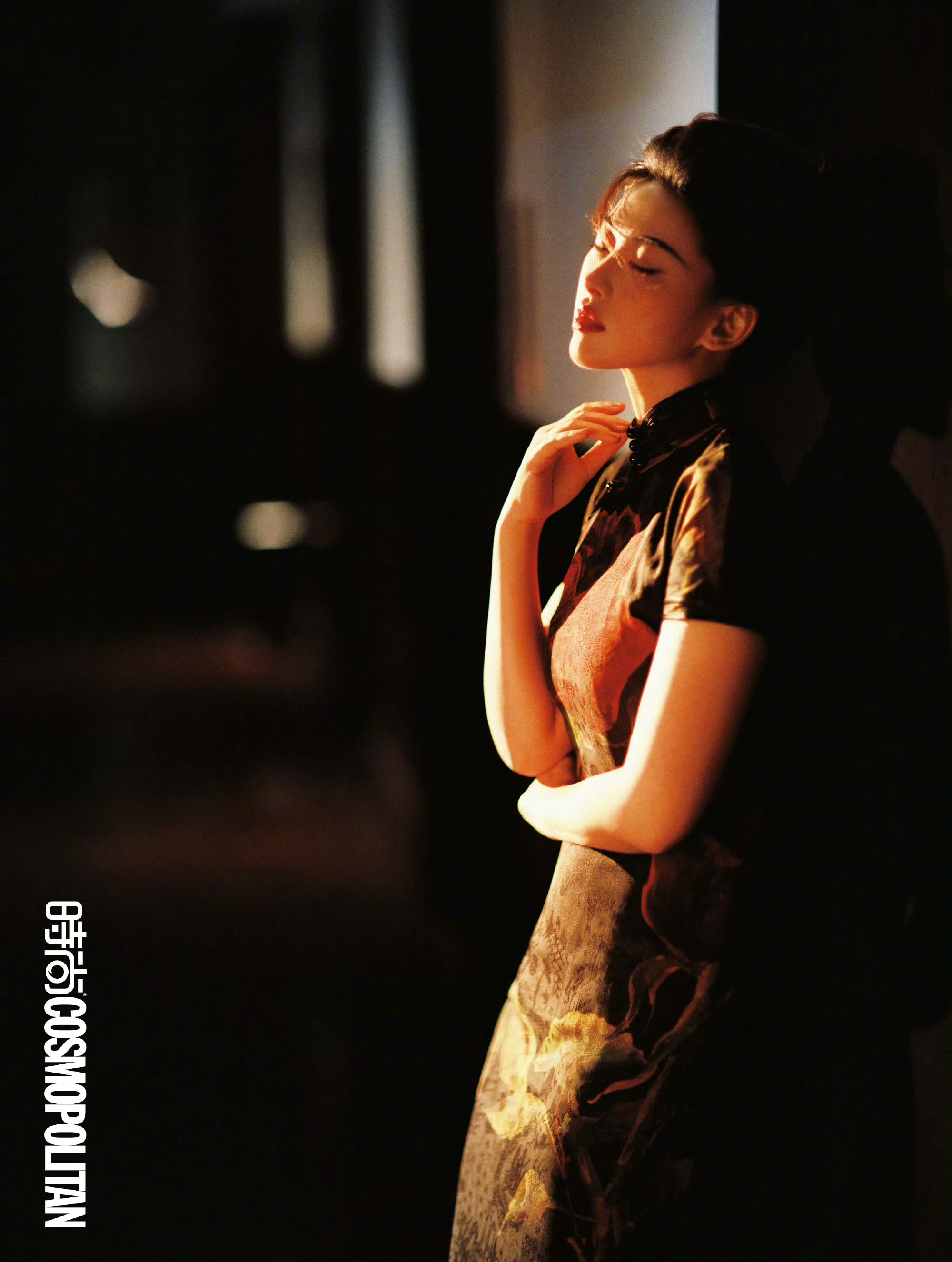 朱珠COSMO11月刊封面，国色魅红大片既视感