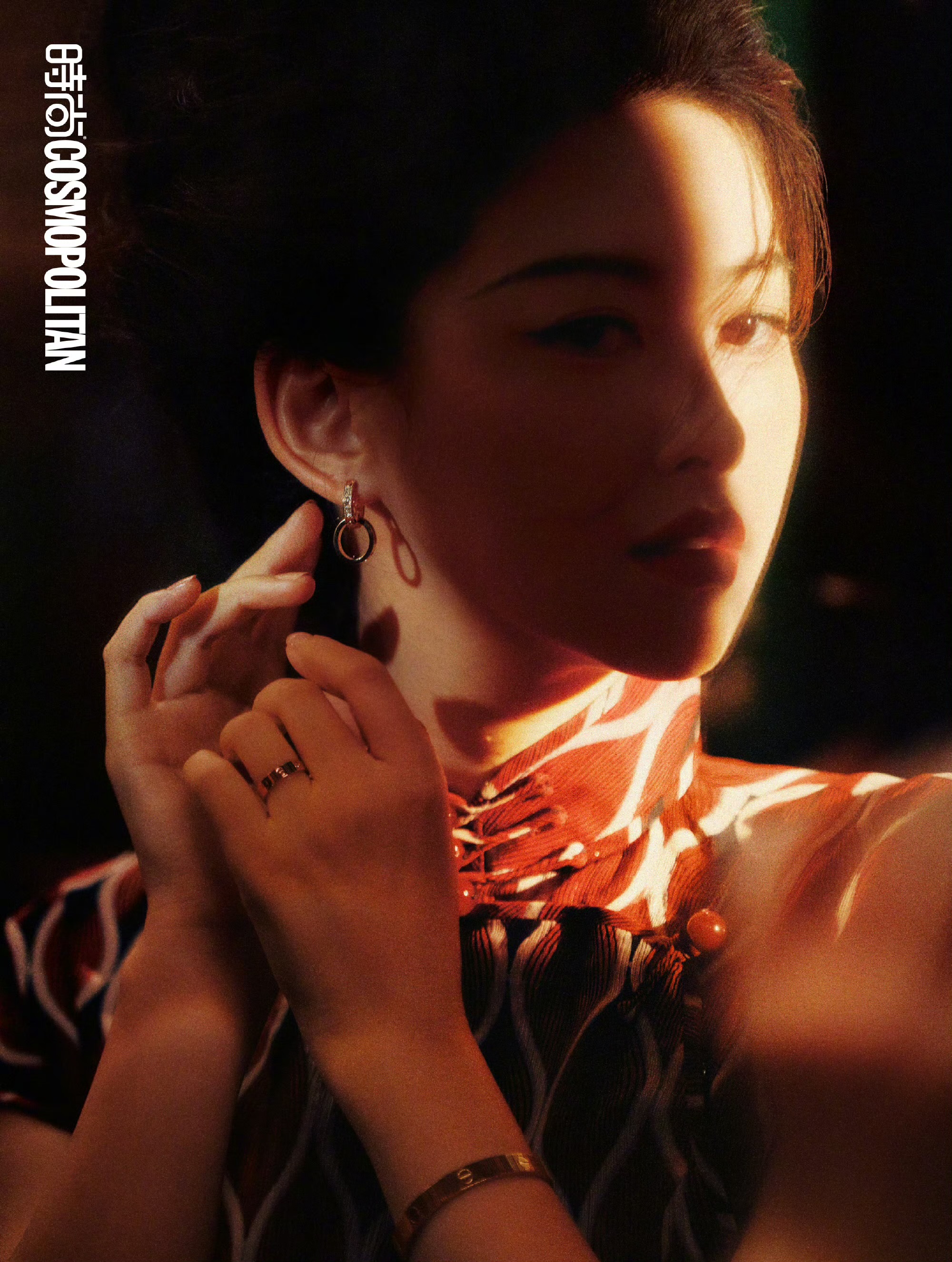 朱珠COSMO11月刊封面，国色魅红大片既视感