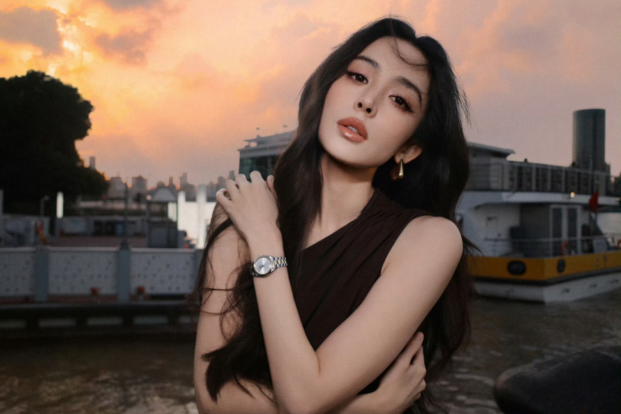 古力娜扎最新城市美图，City Walk一下？