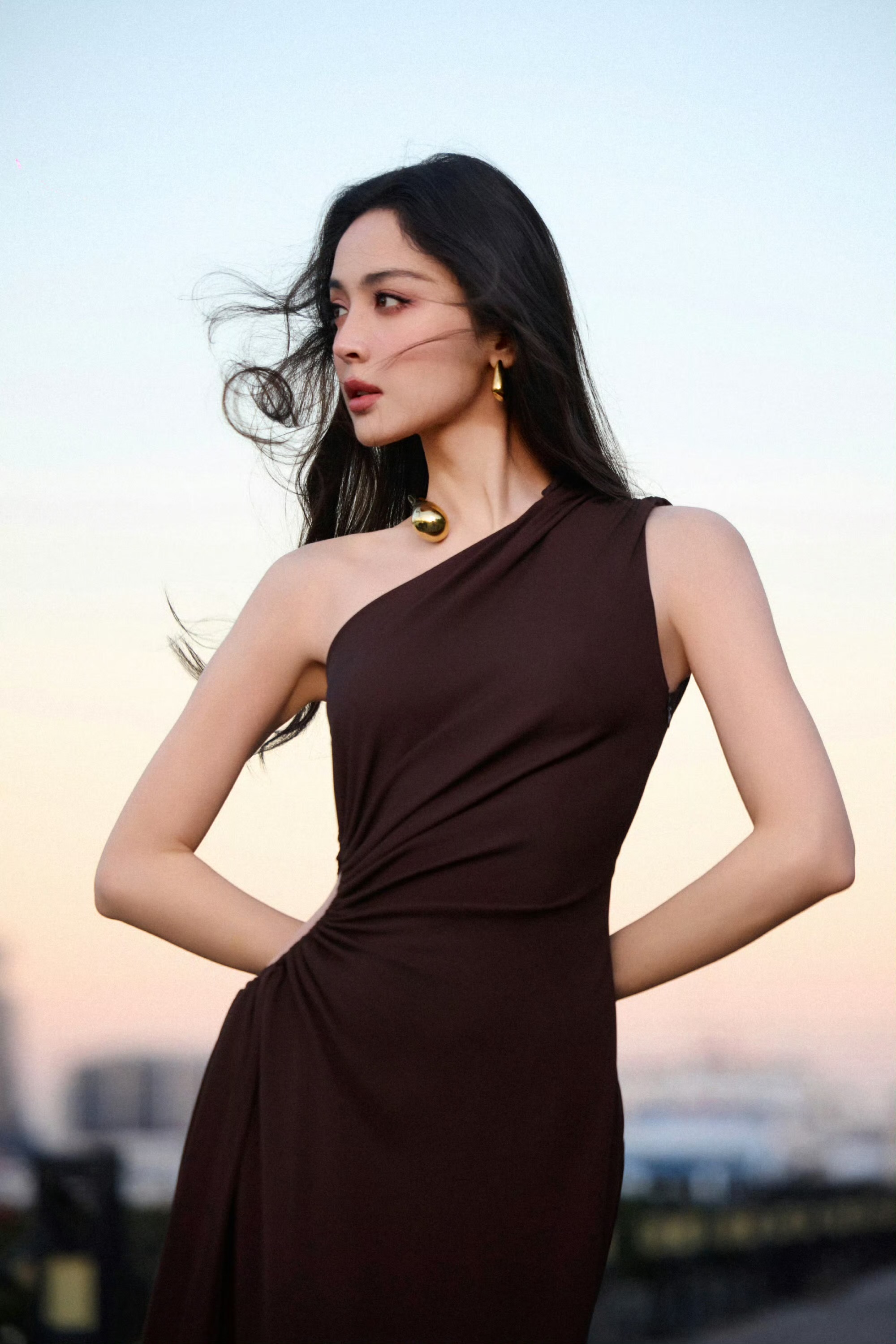 古力娜扎最新城市美图，City Walk一下？