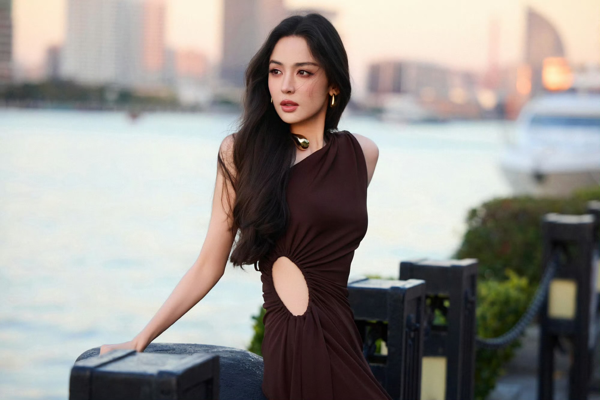 古力娜扎最新城市美图，City Walk一下？