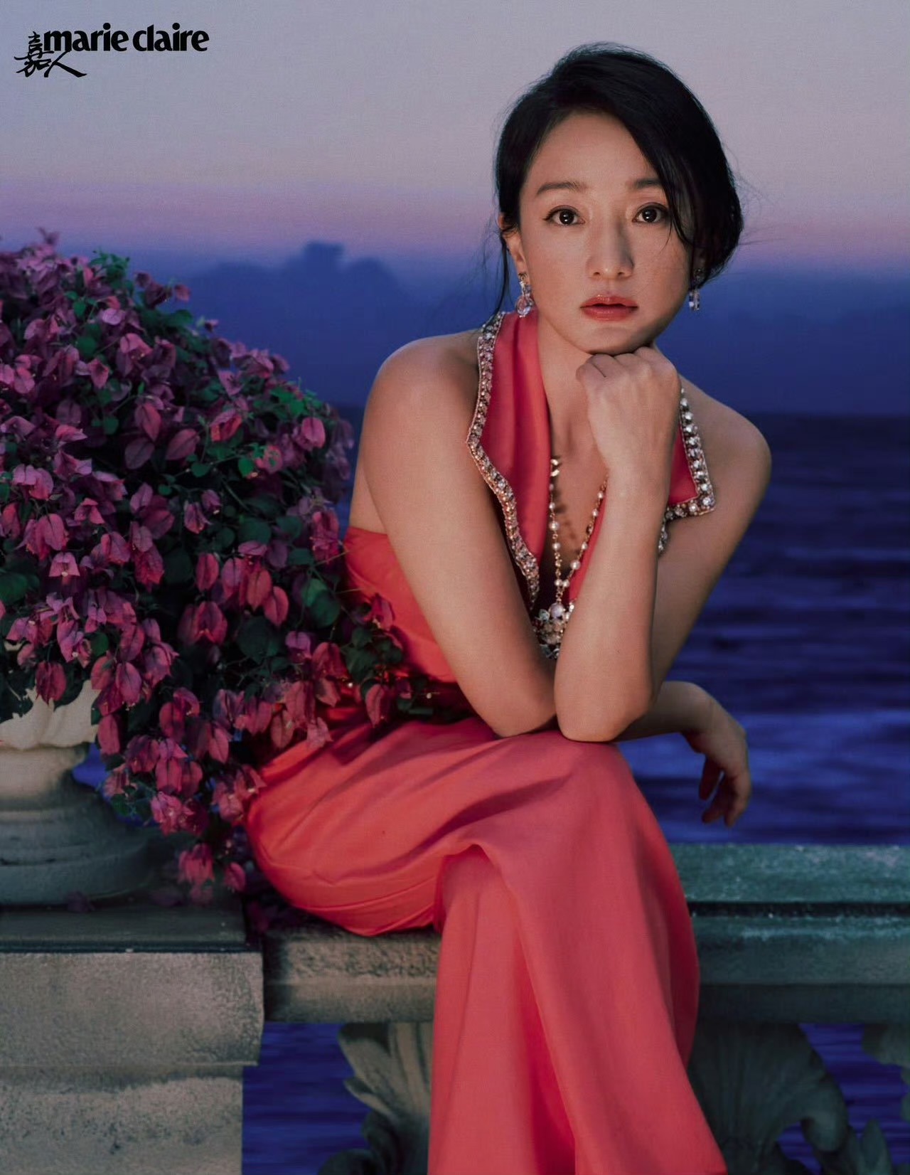 周迅嘉人十二月刊封面大片释出，每套都好吸睛