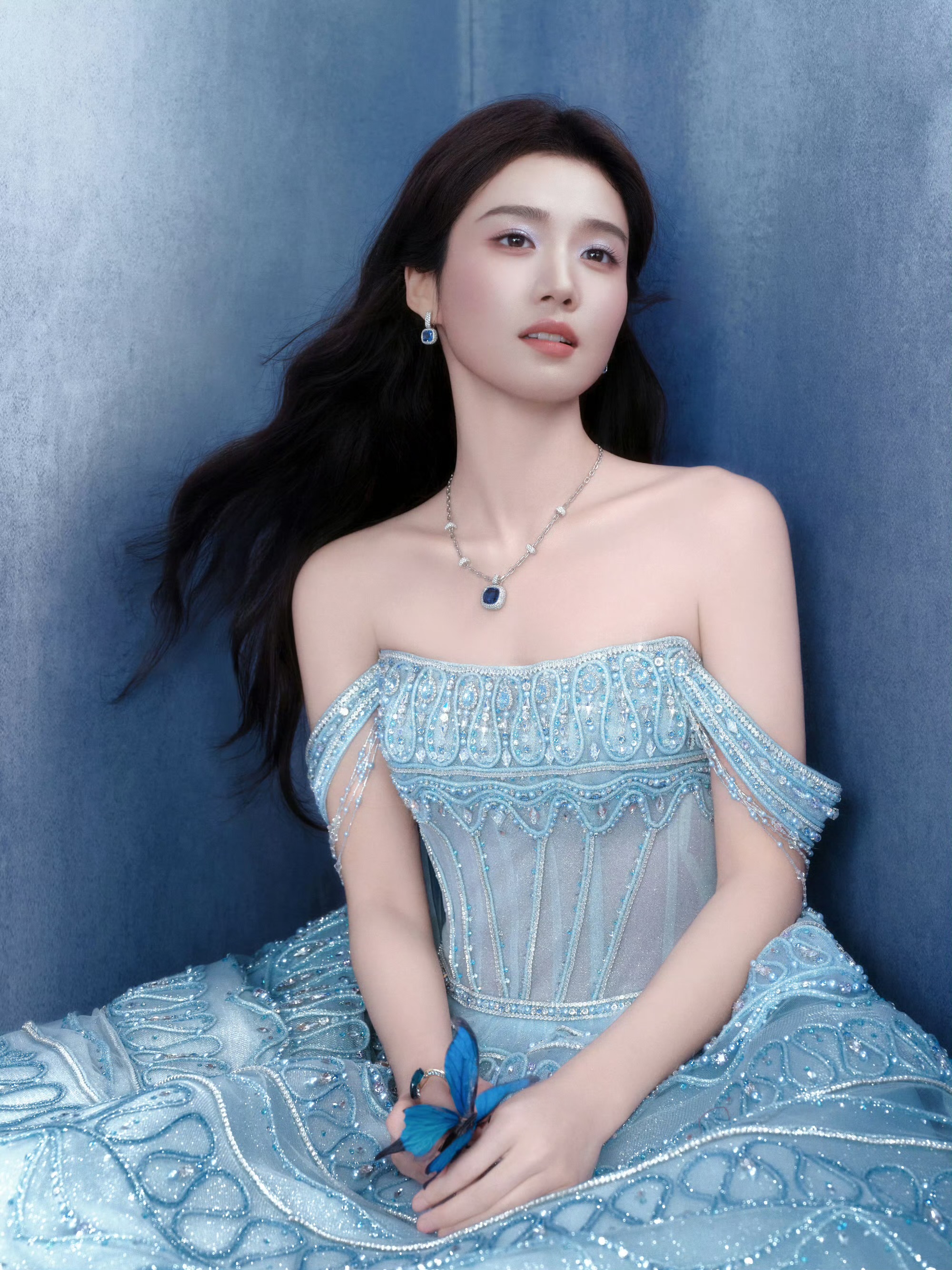 卢昱晓蓝色蛋糕长裙穿搭