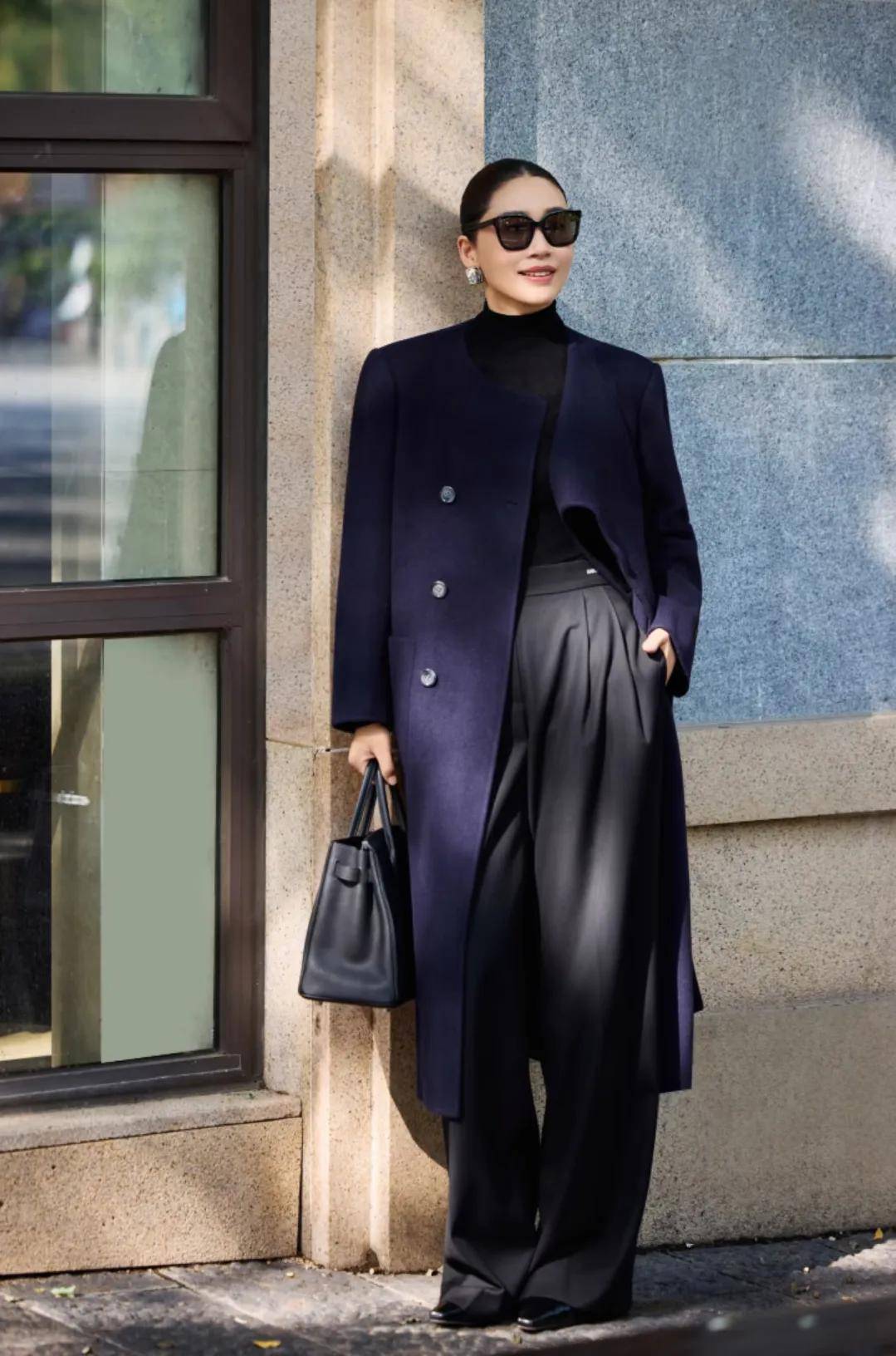 “藏蓝色”今年冬天又火了！这4组搭配照着搭就很时髦！