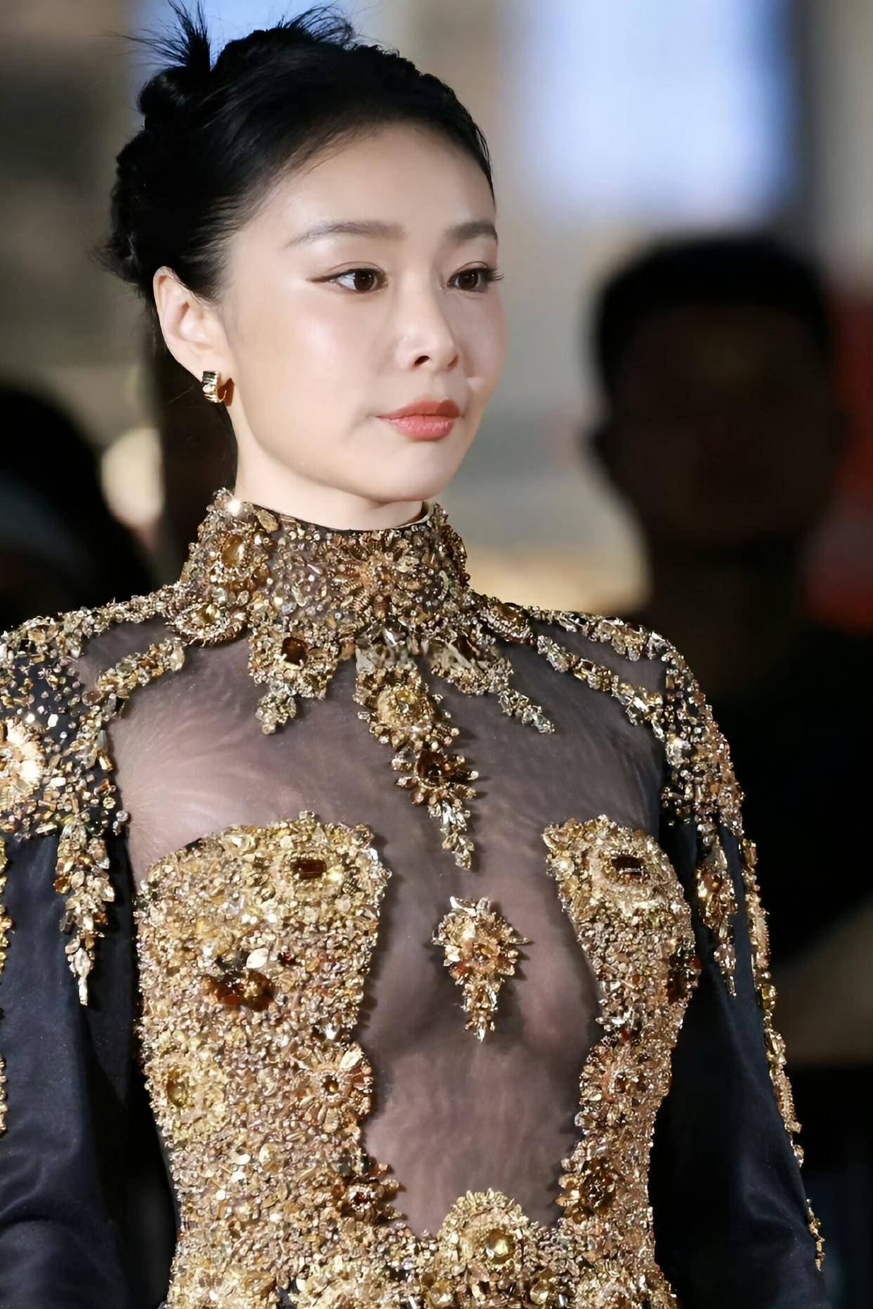 高叶上海阿玛尼活动造型：透视装，尽显曲线之美！