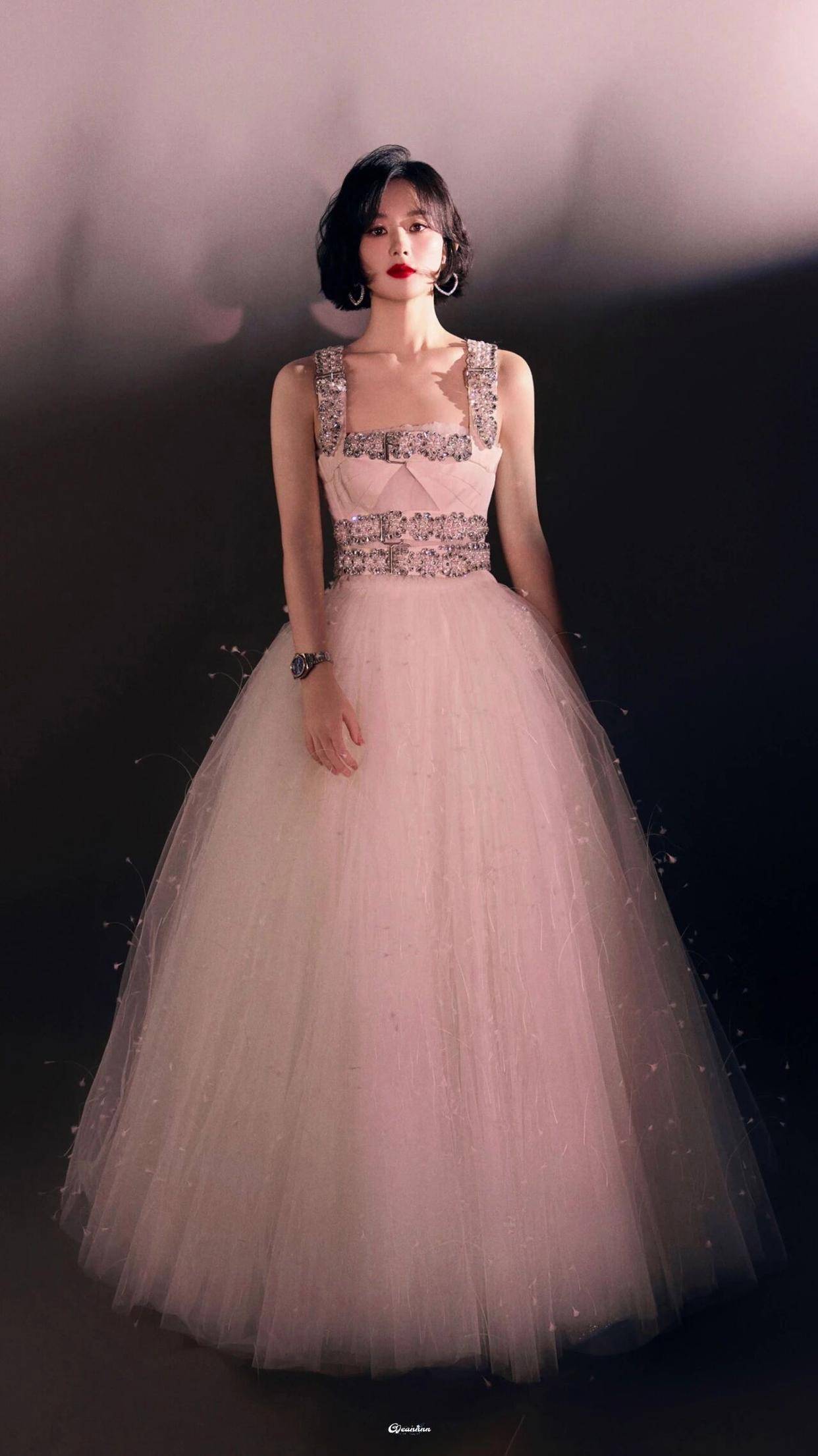 赵丽颖36岁骨感身材穿闪钻礼服，红唇加持尽显女人味，优雅身姿太吸睛