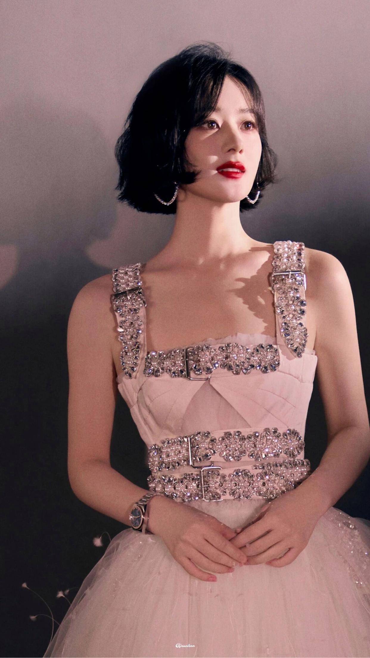 赵丽颖36岁骨感身材穿闪钻礼服，红唇加持尽显女人味，优雅身姿太吸睛