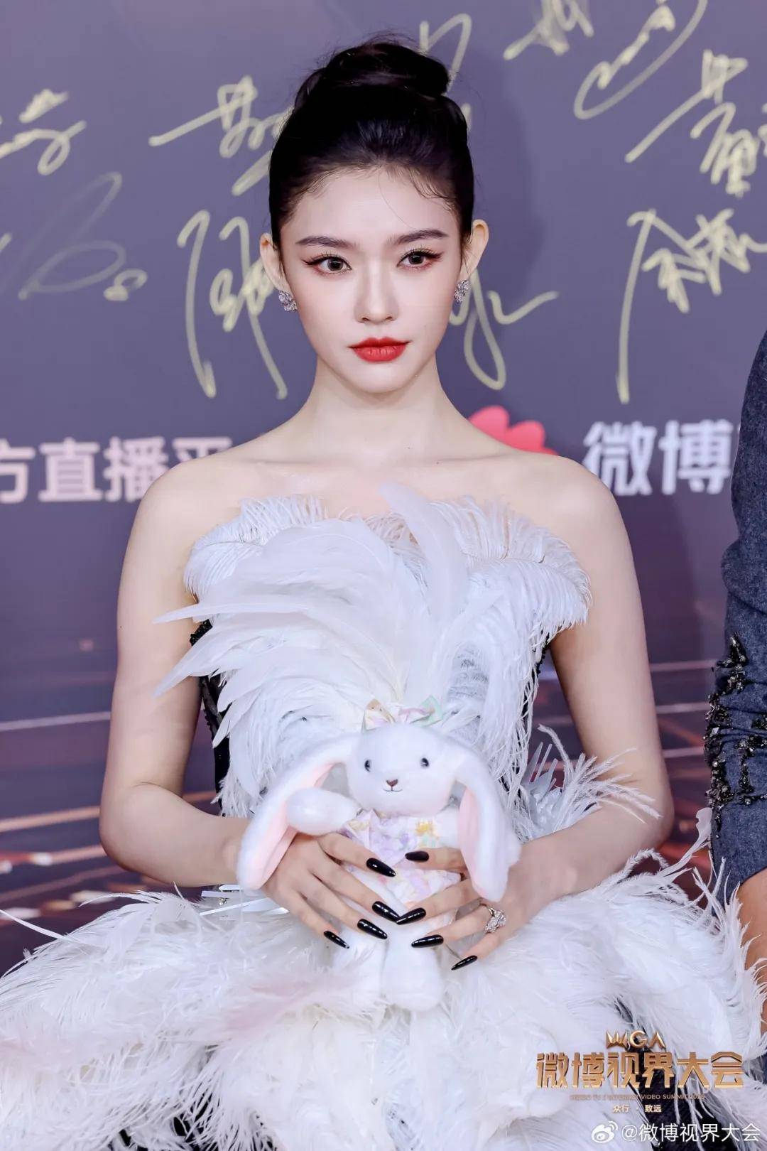 杨幂姚晨都爱蓝色，穿鱼骨裙的杨超越太惊艳！