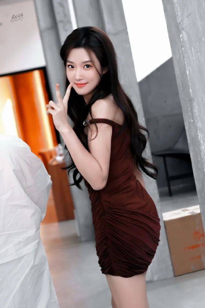 卢昱晓穿深V短裙开到腰!露出事业线大美腿性感撩人-5 卢昱晓穿深V短裙开到腰!露出事业线大美腿性感撩人