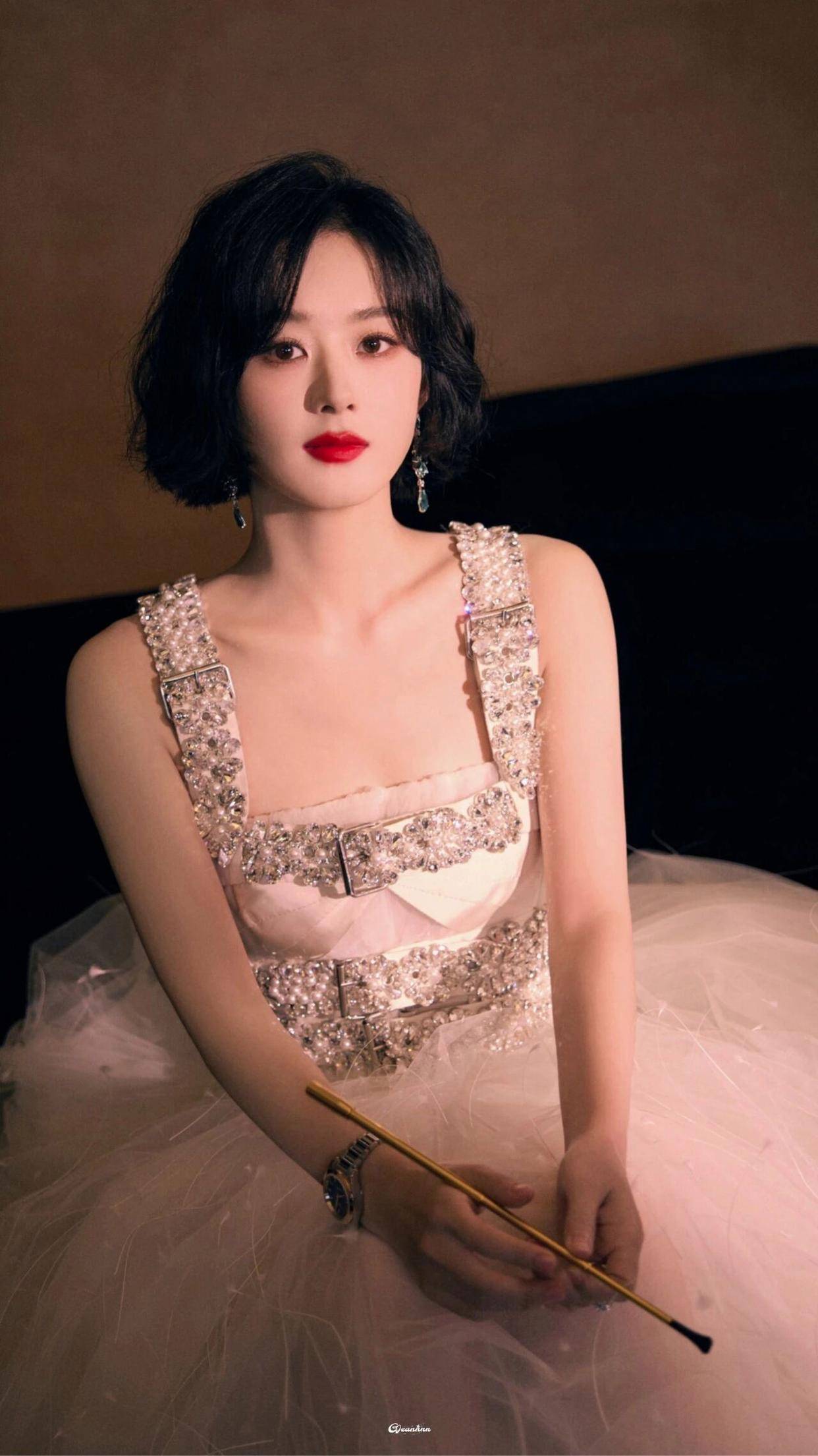 赵丽颖36岁骨感身材穿闪钻礼服，红唇加持尽显女人味，优雅身姿太吸睛