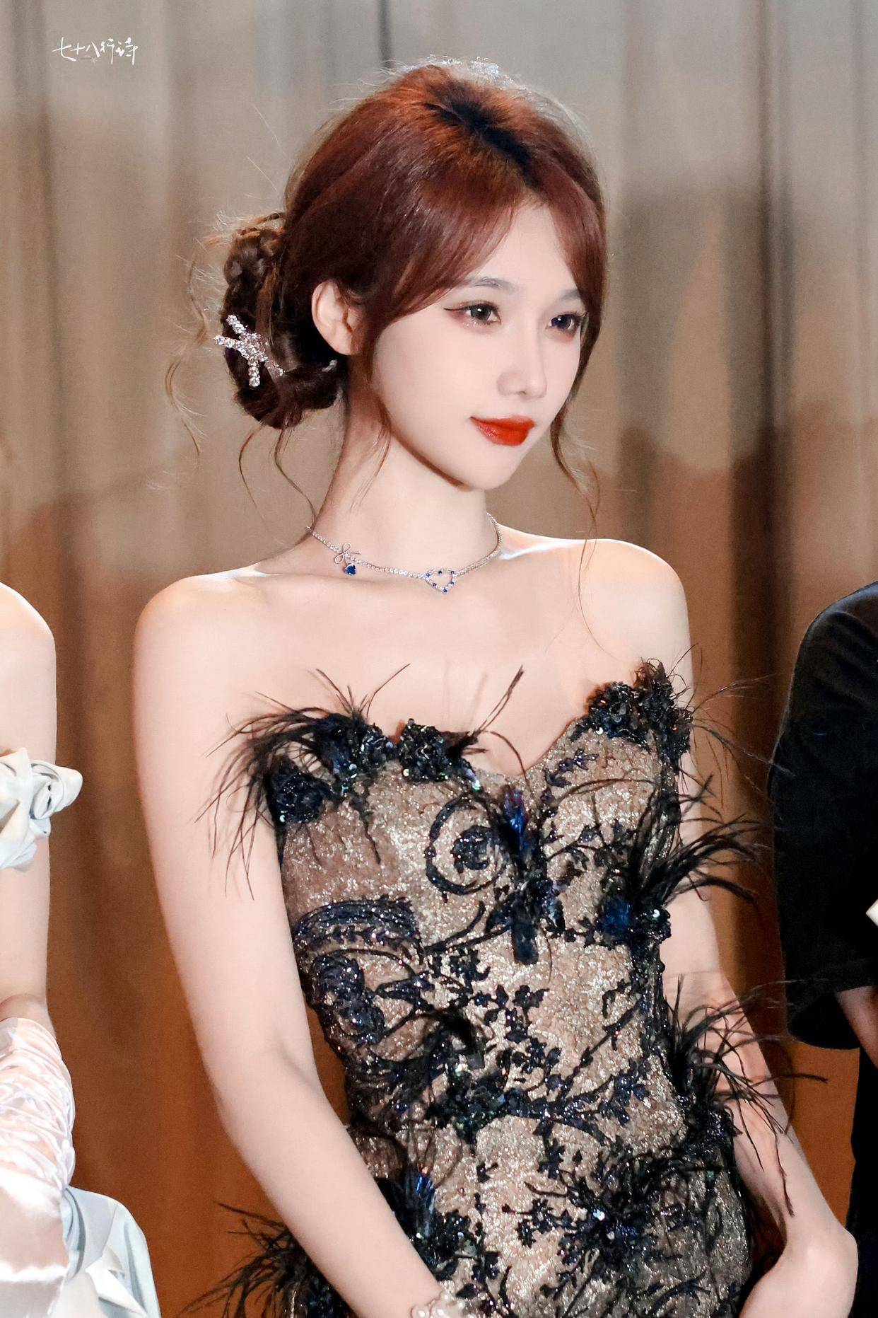 宋昕冉亮片羽毛礼服秀精致穿搭，“胸太平” 争议？网友：发育中！