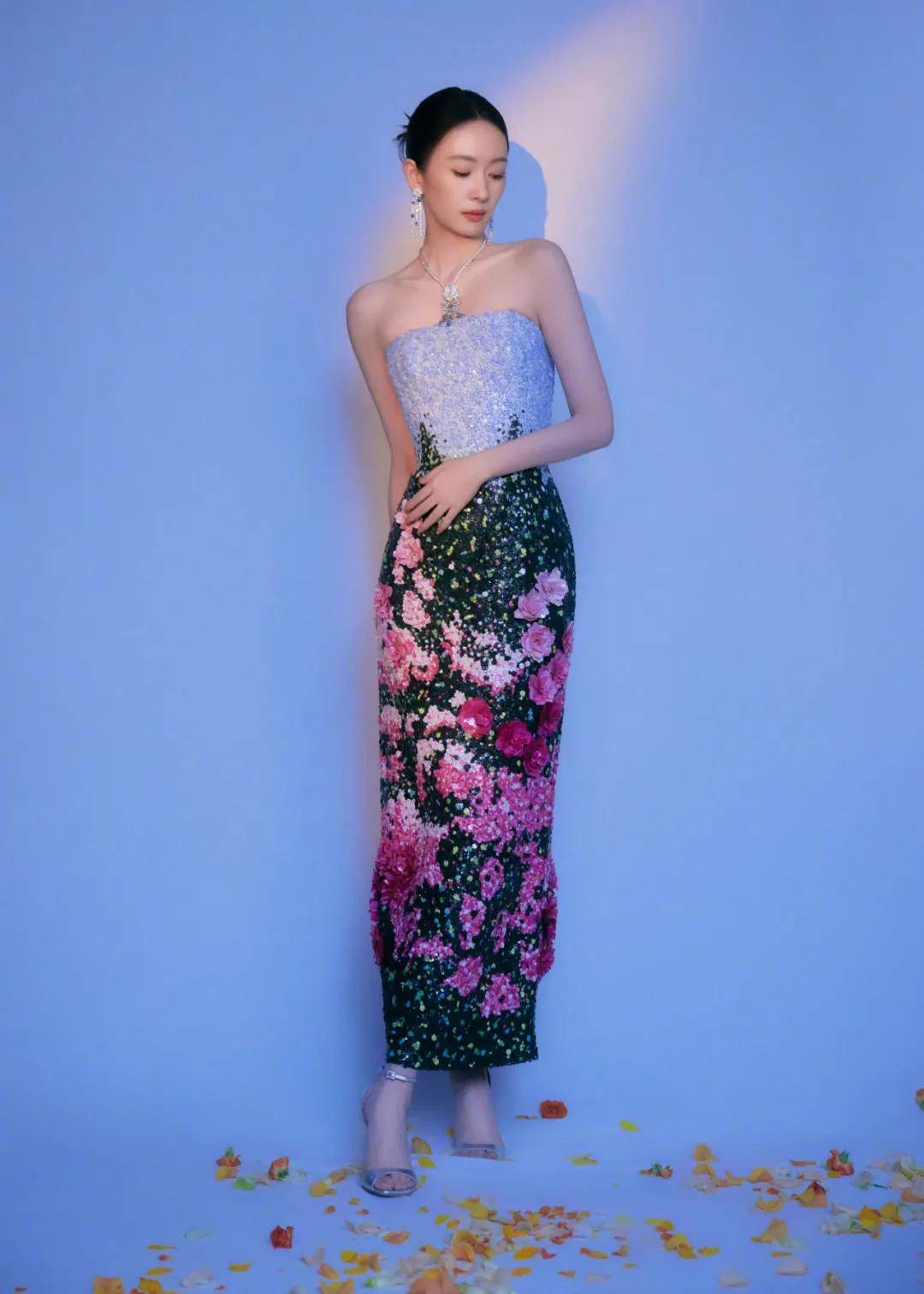 杨幂姚晨都爱蓝色，穿鱼骨裙的杨超越太惊艳！