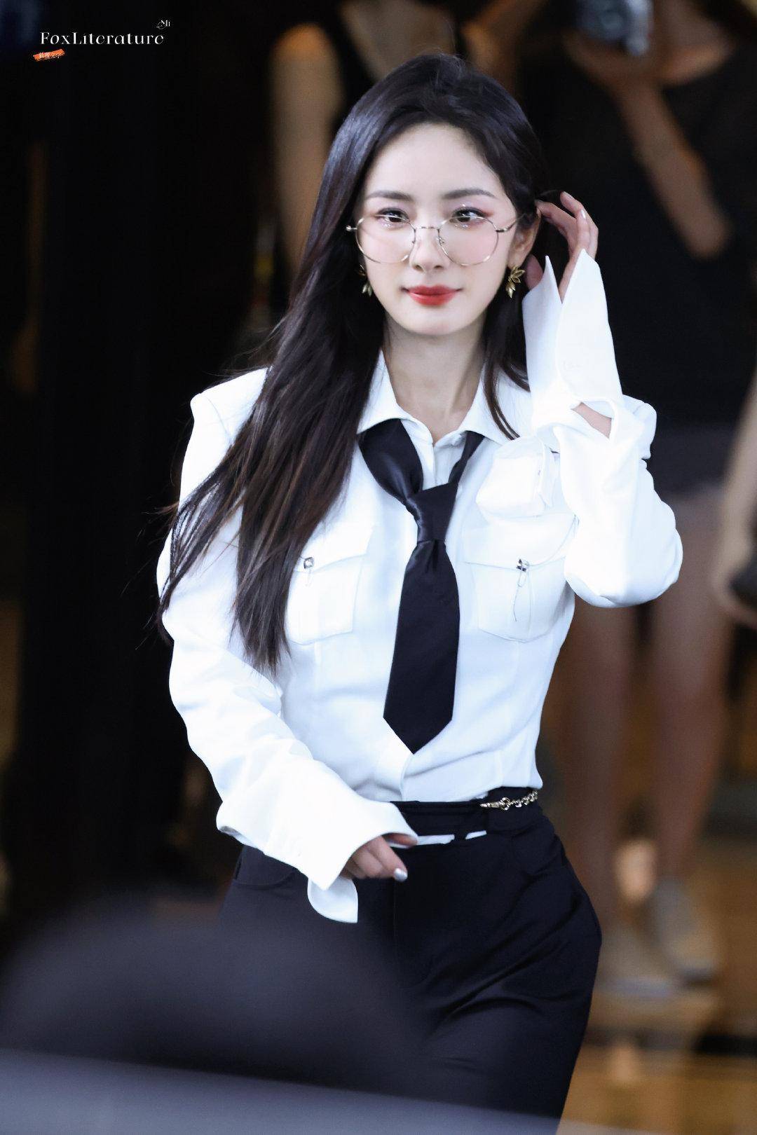 杨幂学姐风穿搭杀疯我的审美!身材气质双在线,这穿搭男生女生都得学-4 杨幂学姐风穿搭杀疯我的审美!身材气质双在线,这穿搭男生女生都得学