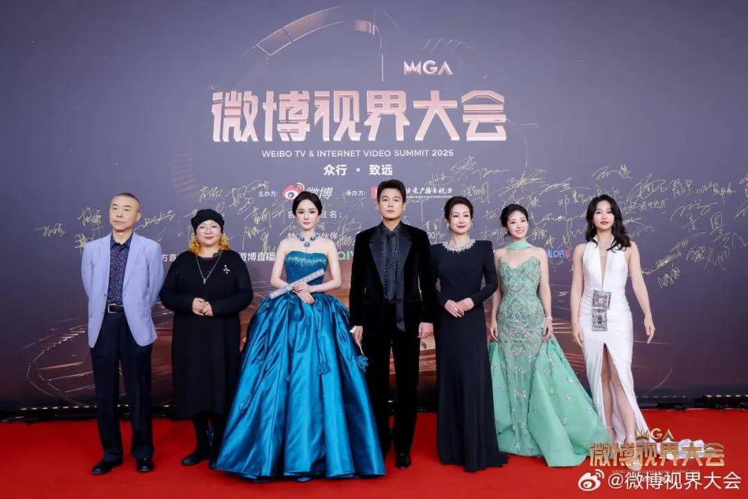 杨幂姚晨都爱蓝色，穿鱼骨裙的杨超越太惊艳！