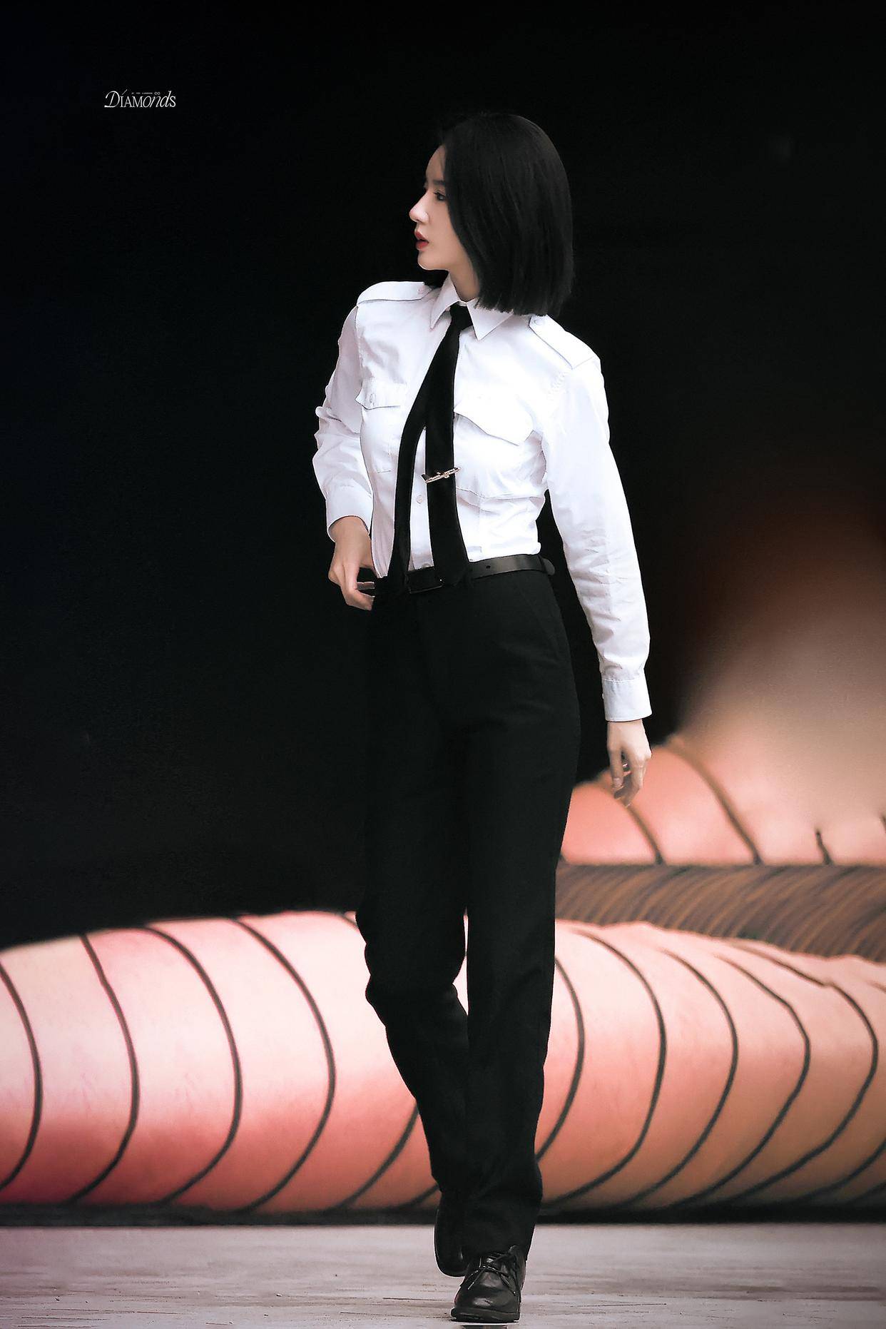 刘些宁空乘制服秀，笔直双腿配干练套装，职场穿搭优雅范儿尽显