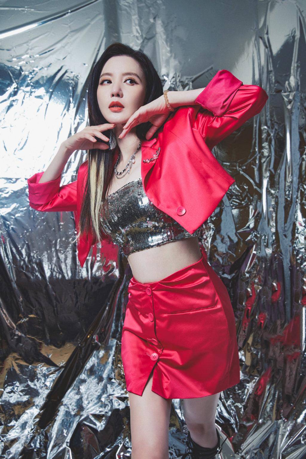 张萌身材火辣似少女,红装造型性感优雅,这穿搭太有品味了-3 张萌身材火辣似少女,红装造型性感优雅,这穿搭太有品味了