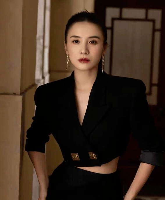 宋佳的露腰套裙好别致啊，金属配饰做点缀，尽显高级