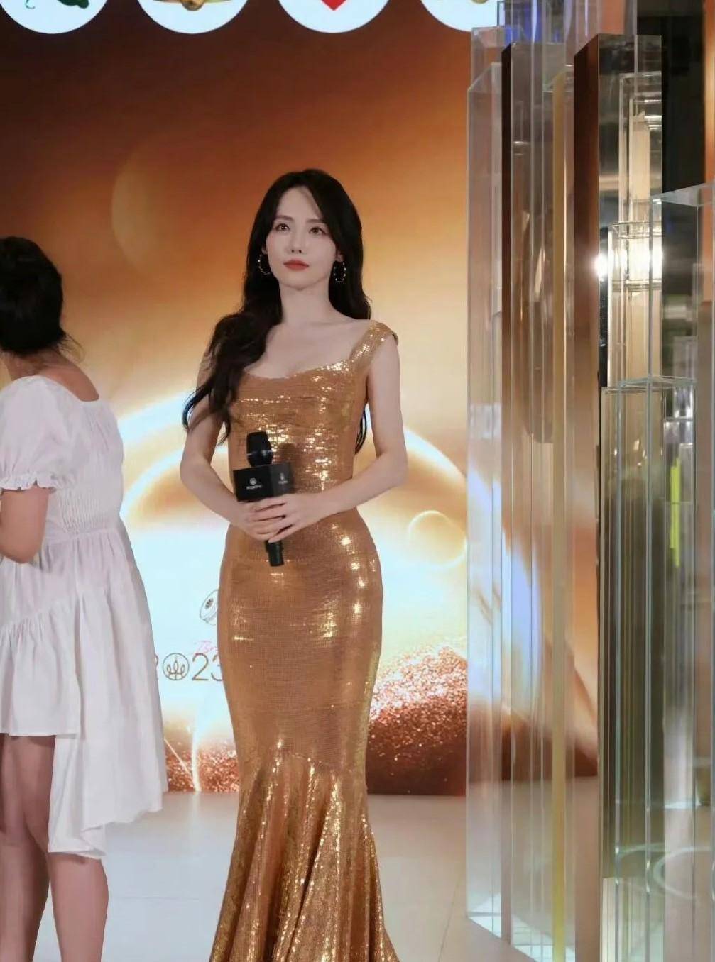 张嘉倪鎏金look精致,身形YYDS,网友:臀线太迷人-3 张嘉倪鎏金look精致,身形YYDS,网友:臀线太迷人