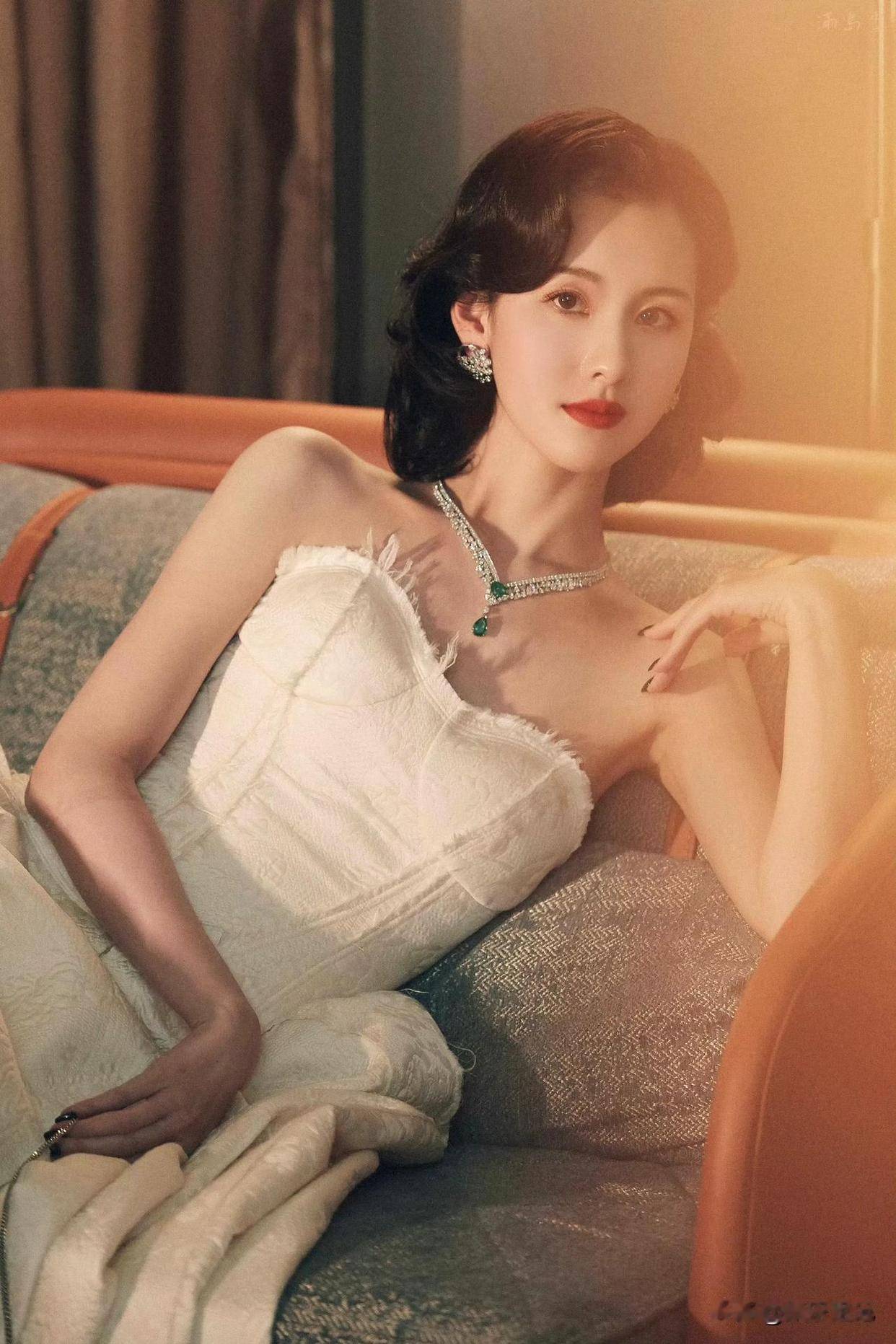 陈都灵名媛风造型被批身材扁平没看头?这才是优雅迷人!-2 陈都灵名媛风造型被批身材扁平没看头?这才是优雅迷人!