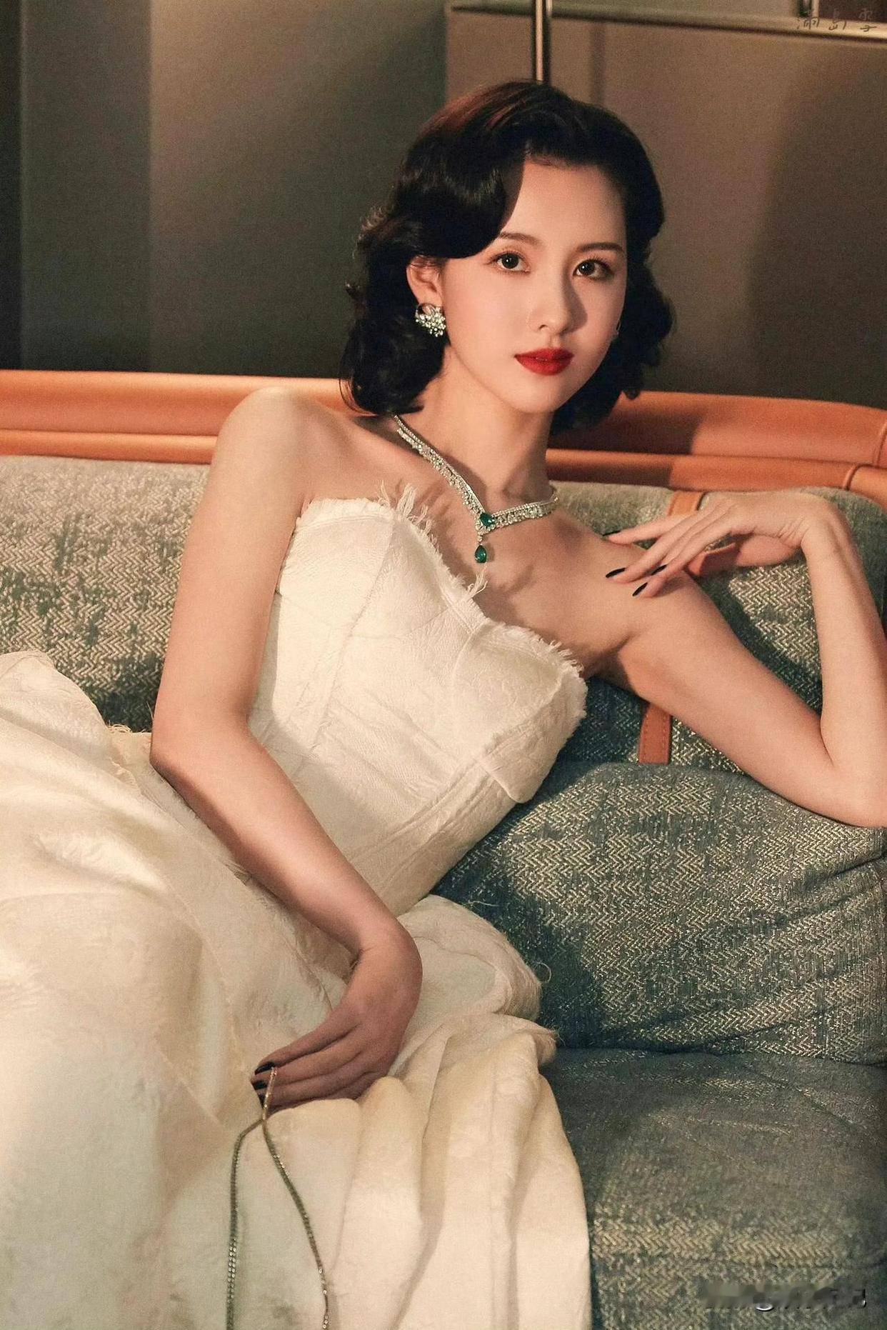 陈都灵名媛风造型被批身材扁平没看头?这才是优雅迷人!-5 陈都灵名媛风造型被批身材扁平没看头?这才是优雅迷人!