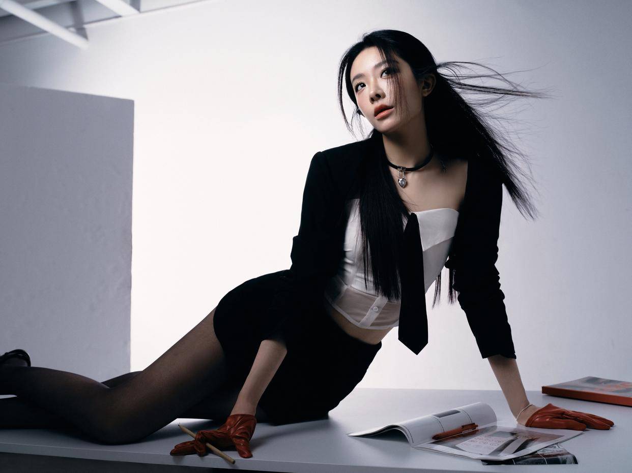 喻言“学院魅惑风”太绝了,修长美腿配黑丝,穿搭减龄又有料-7 喻言“学院魅惑风”太绝了,修长美腿配黑丝,穿搭减龄又有料