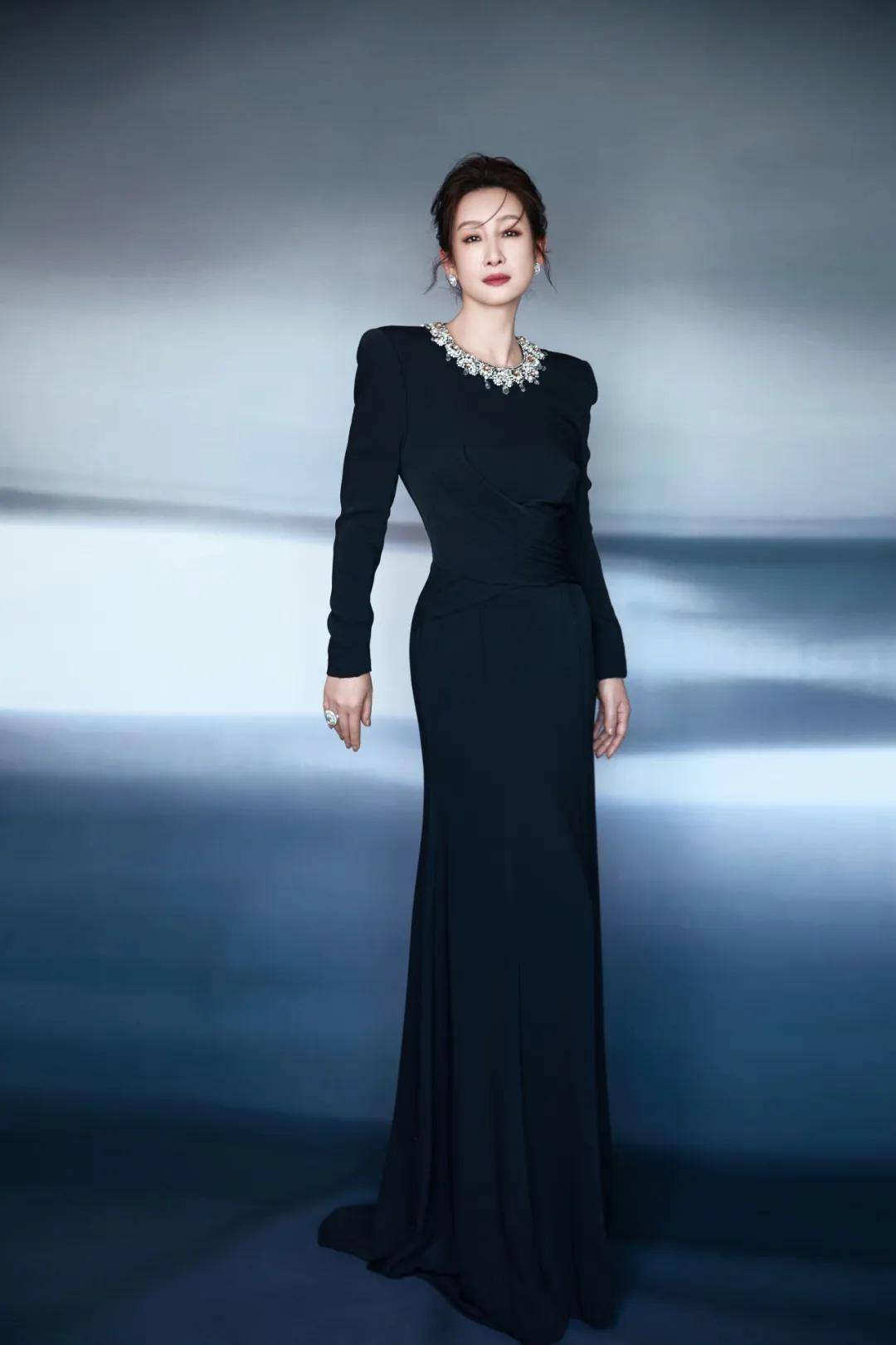 杨幂姚晨都爱蓝色，穿鱼骨裙的杨超越太惊艳！