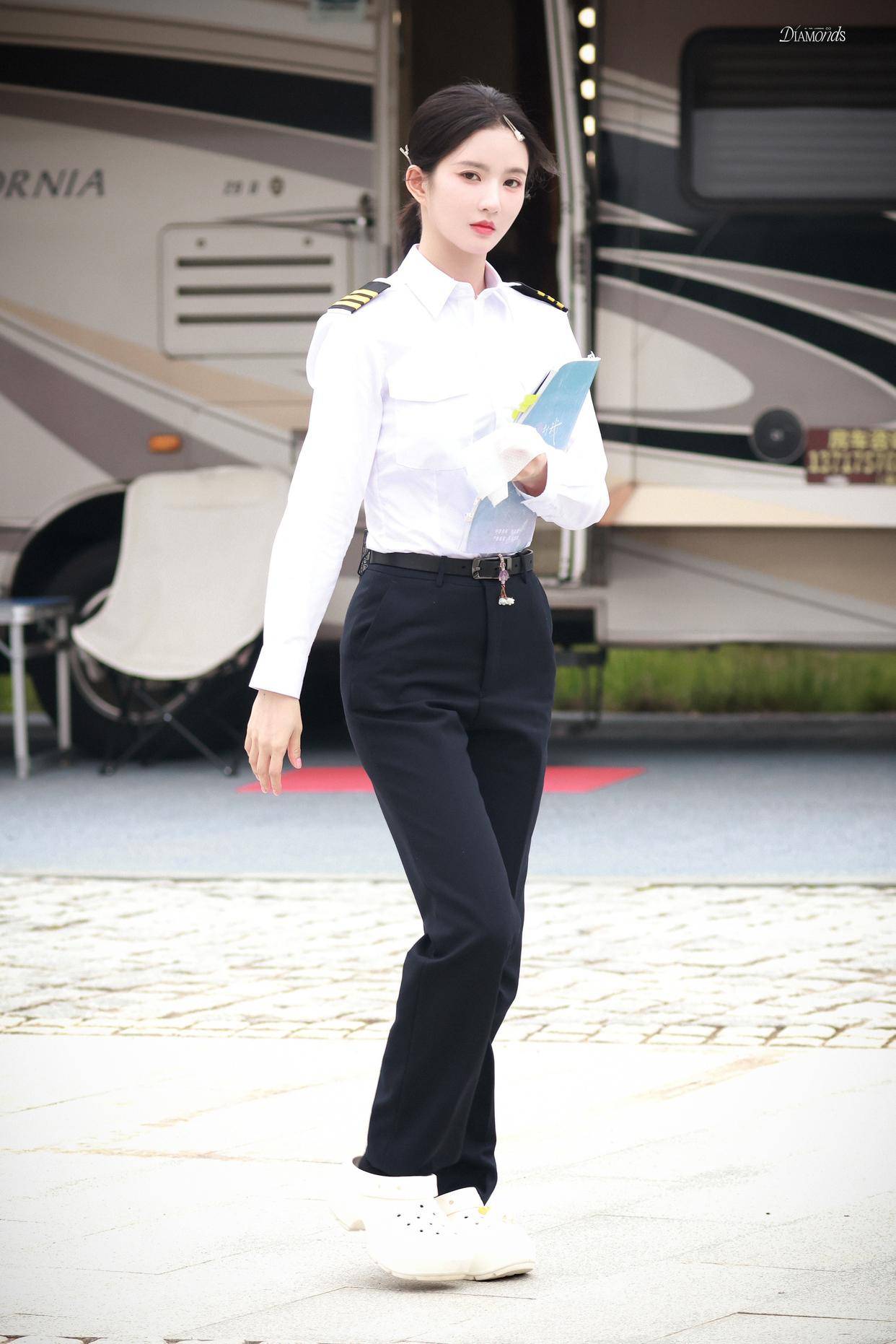 刘些宁空乘制服秀，笔直双腿配干练套装，职场穿搭优雅范儿尽显