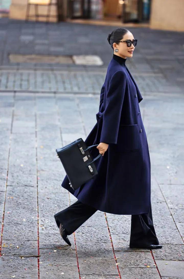 “藏蓝色”今年冬天又火了！这4组搭配照着搭就很时髦！