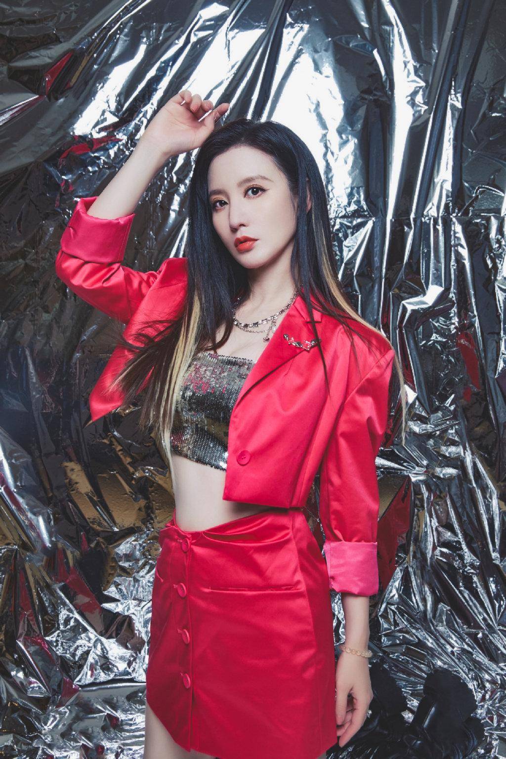 张萌身材火辣似少女,红装造型性感优雅,这穿搭太有品味了-6 张萌身材火辣似少女,红装造型性感优雅,这穿搭太有品味了