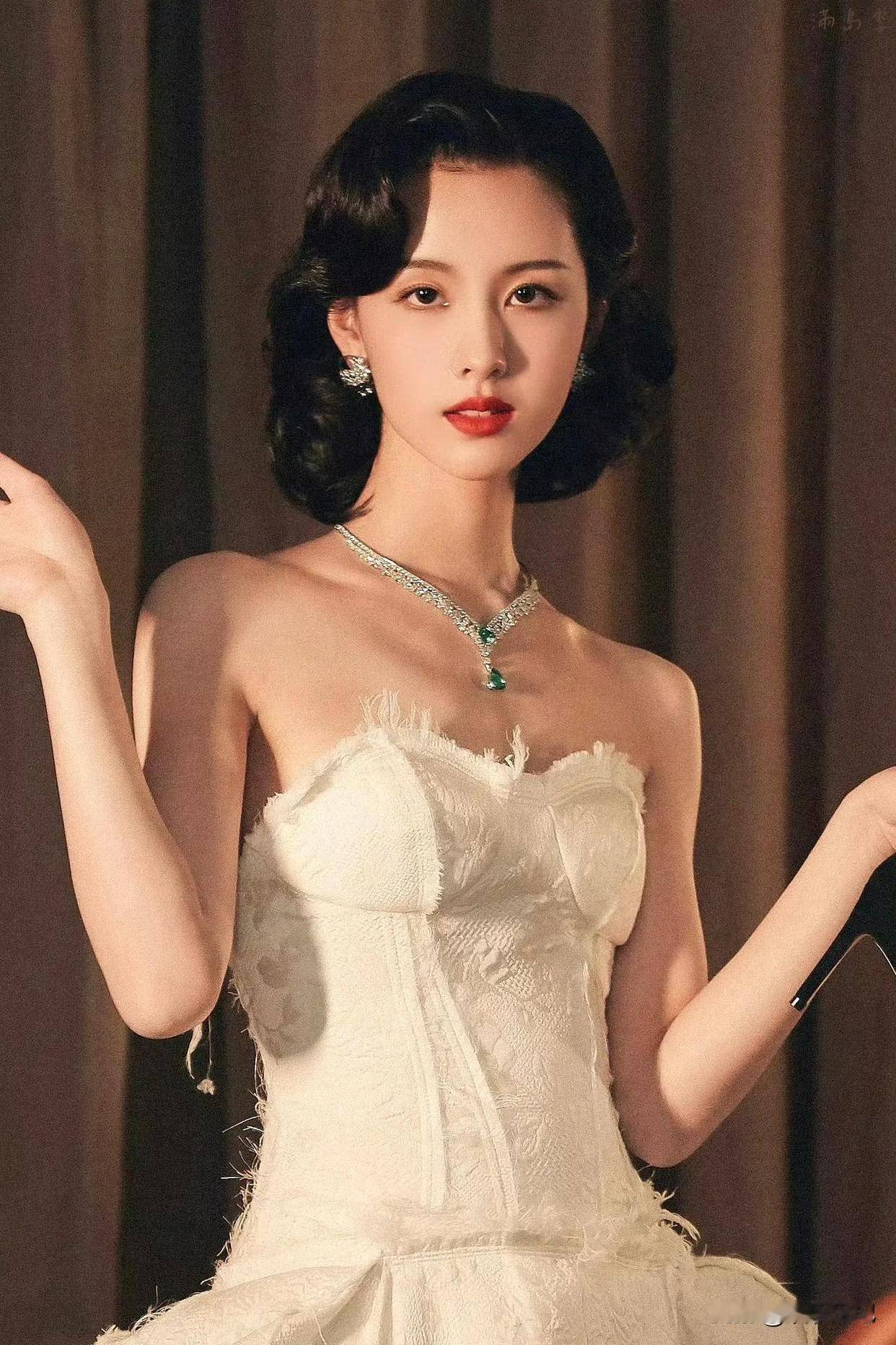 陈都灵名媛风造型被批身材扁平没看头?这才是优雅迷人!-1 陈都灵名媛风造型被批身材扁平没看头?这才是优雅迷人!