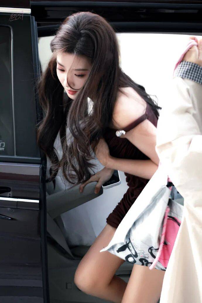 卢昱晓穿深V短裙开到腰!露出事业线大美腿性感撩人-7 卢昱晓穿深V短裙开到腰!露出事业线大美腿性感撩人