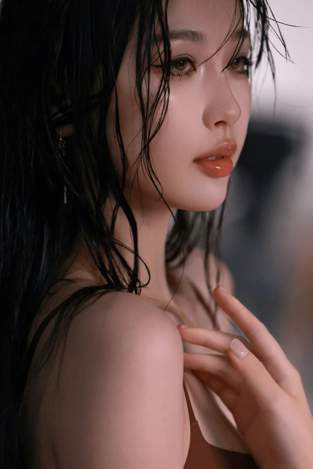 虞书欣湿发大片，纯欲风扑面而来