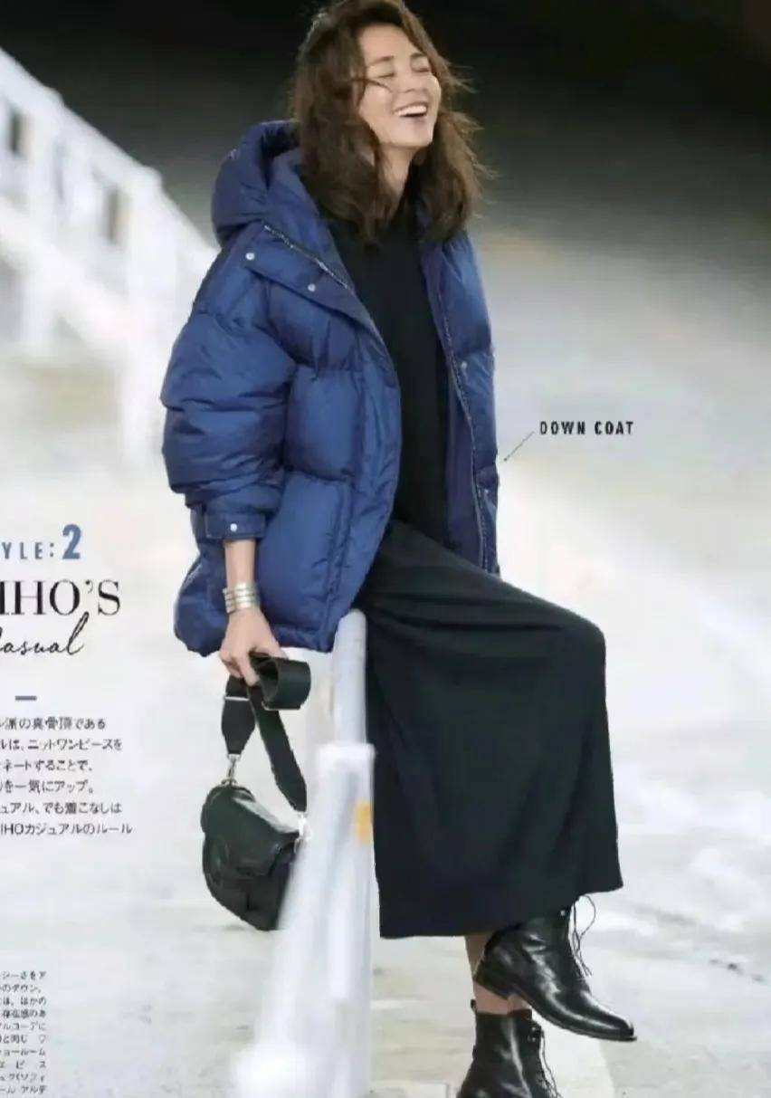 “藏蓝色”今年冬天又火了！这4组搭配照着搭就很时髦！