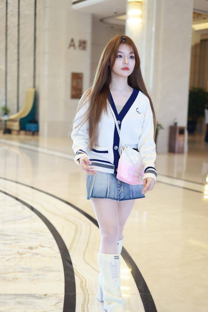 黄霄雲清纯学院风穿搭引热议，浓妆下少女感依旧YYDS！