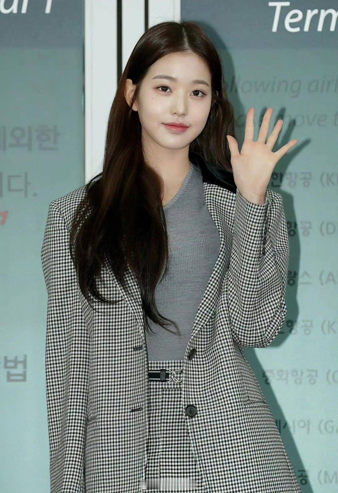 张元英 20 岁的黑丝西装 look：美腿衬出优雅感，青春和时尚的碰撞太绝了-6