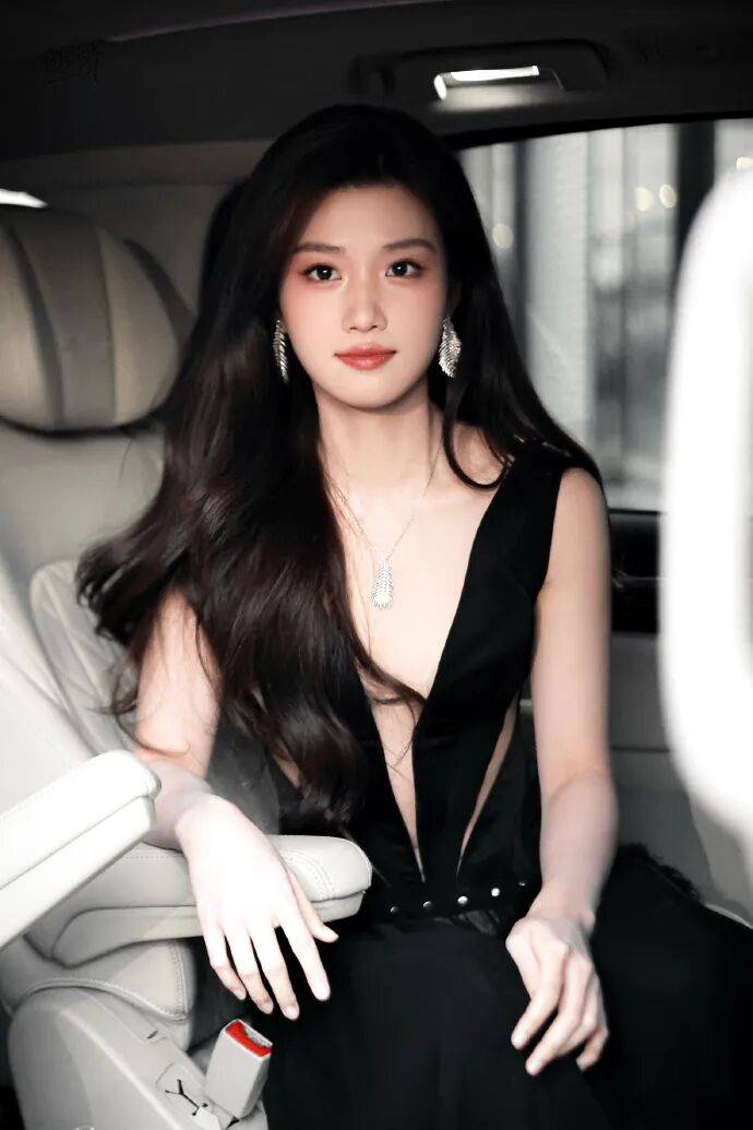 卢昱晓穿深V短裙开到腰!露出事业线大美腿性感撩人-1 卢昱晓穿深V短裙开到腰!露出事业线大美腿性感撩人