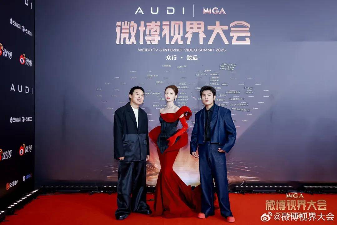 杨幂姚晨都爱蓝色，穿鱼骨裙的杨超越太惊艳！