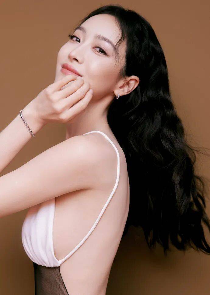 宋茜穿薄纱裙露出美背和马甲线！雪肤玉貌性感撩人