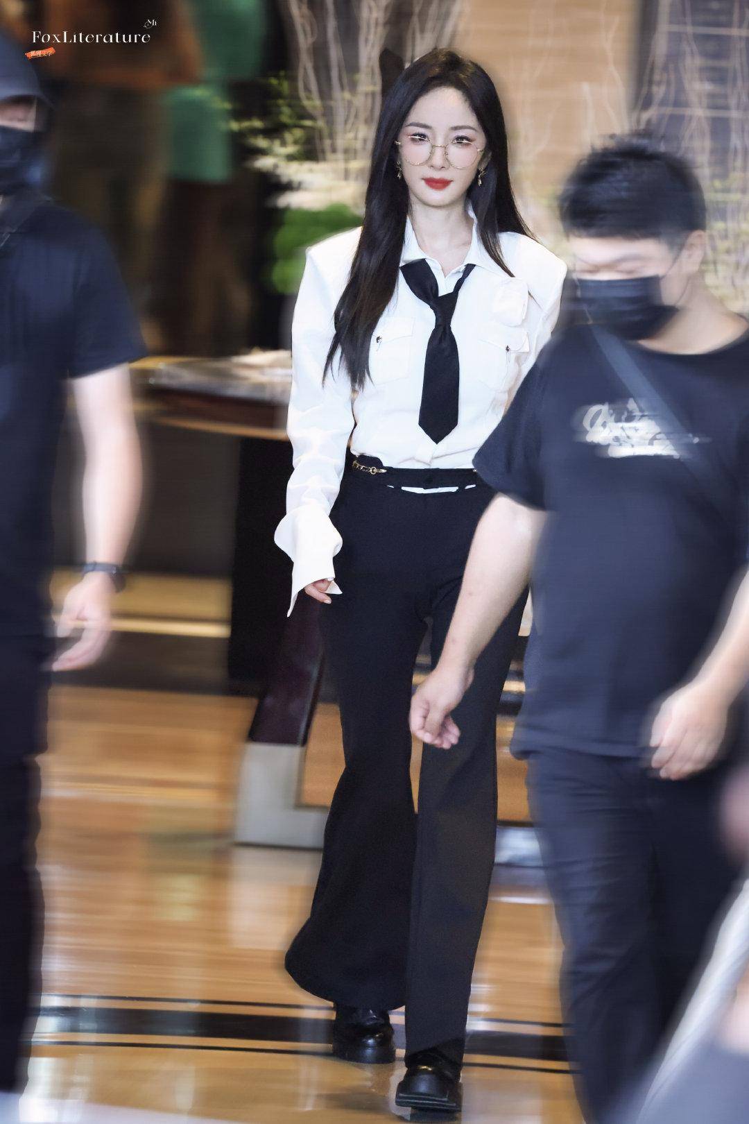 杨幂学姐风穿搭杀疯我的审美!身材气质双在线,这穿搭男生女生都得学-1 杨幂学姐风穿搭杀疯我的审美!身材气质双在线,这穿搭男生女生都得学